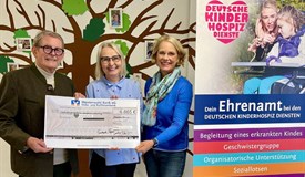 Links und Rechts: Vertreter RC Westerwald, F. Esser und M. C. Bienek. Mittig: Koordinatorin des Vereins , Doro Meurer