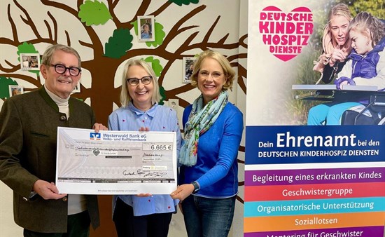 Links und Rechts: Vertreter RC Westerwald, F. Esser und M. C. Bienek. Mittig: Koordinatorin des Vereins , Doro Meurer