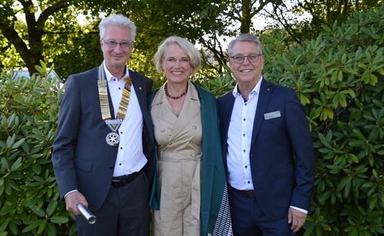 von links nach rechts: Dr. Thomas Brass, Maria Christina Bienek, Manfred v. Schönfeld bei der Staffelstabübergabe